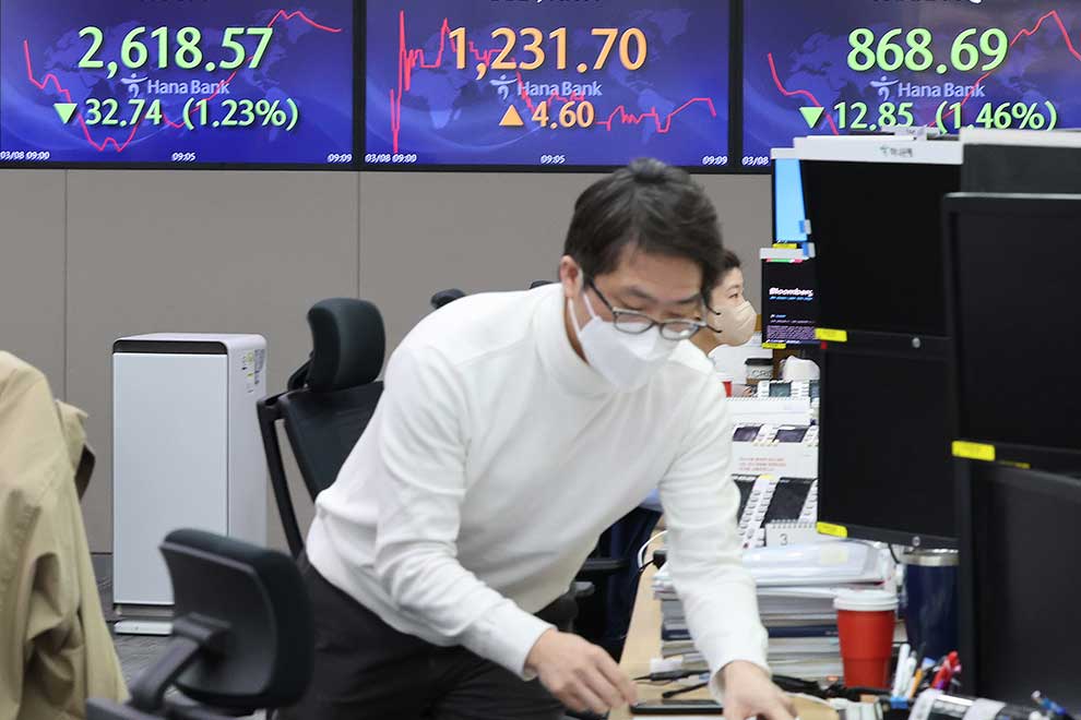 South Korean stocks drop, currency weakens as oil prices push higher