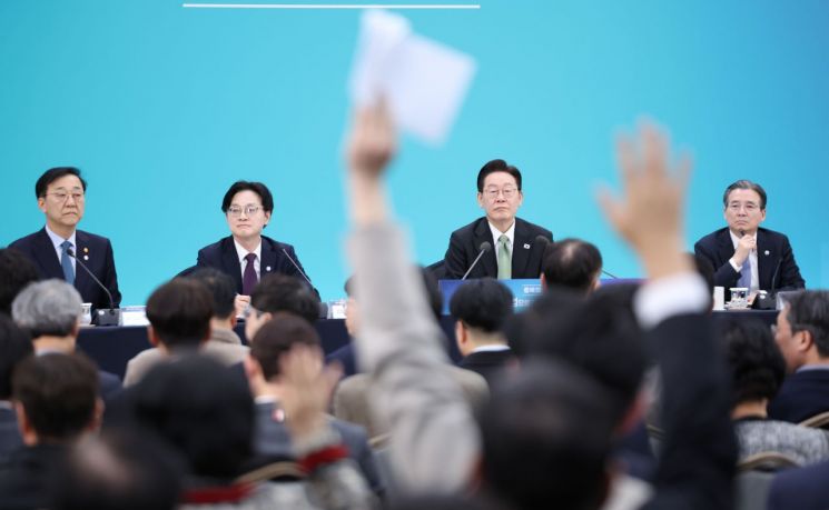 President Lee: "We Must Seriously Consider Creating a Massive Economic Zone by Integrating North and South Chungcheong and Daejeon"