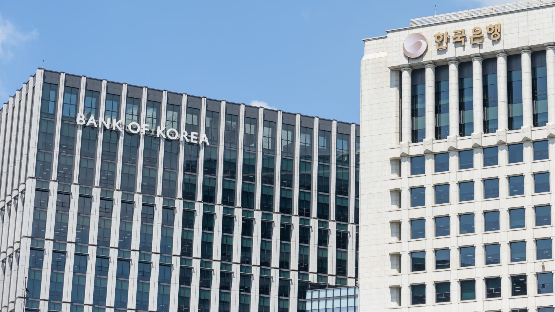 South Korea central bank holds rates, adopts dot-plot path signaling extended pause